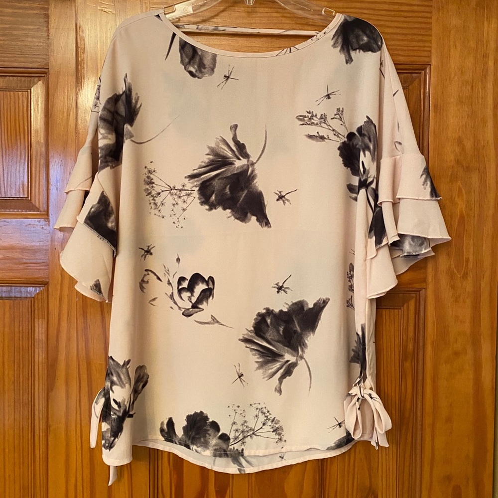 Floral bell sleeve blouse